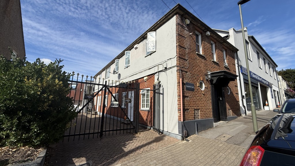 Lot: 155 - SUBSTANTIAL GATED FREEHOLD RESIDENTIAL INVESTMENT COMPRISING 14 FLATS - External image from street looking at gated entrance